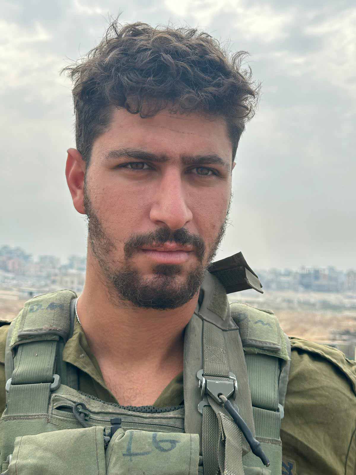 עידן גינדי במילואים, צילום פנים עם אפוד, זקנקן ושפם ובלורית