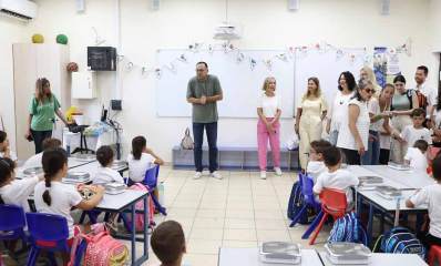 כיתה א' התלמידים יושבים והורים וראש העיר עומדים בפתיחת שנת לימודים
