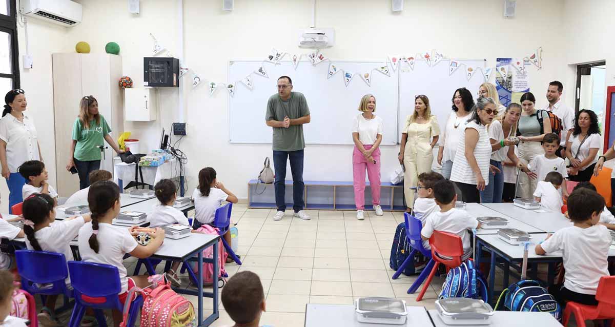 כיתה א' התלמידים יושבים והורים וראש העיר עומדים בפתיחת שנת לימודים