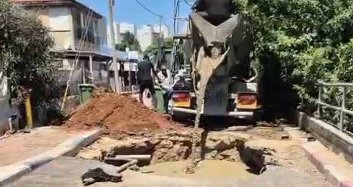 משאית בטון שופכת בטון לבולען ברחוב ברמת גן