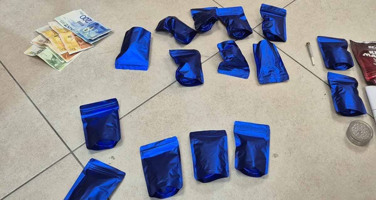 סמים בשקיות כחולות ומזומנים שנתפסו על ידי המשטרה ברכב של החשוד
