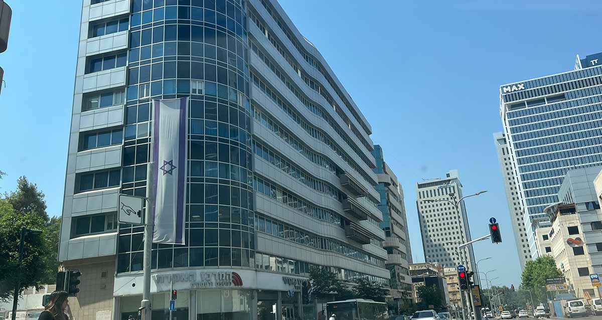 בניין פינתי ברמת גן, בצד ימין בניין עם שלט MAX