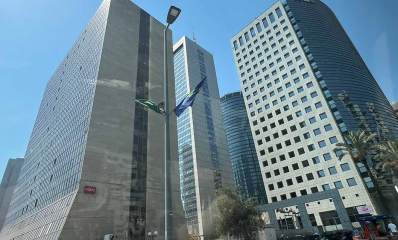 בניינים גבוהים ושלט של NOVO על אחד הבניינים
