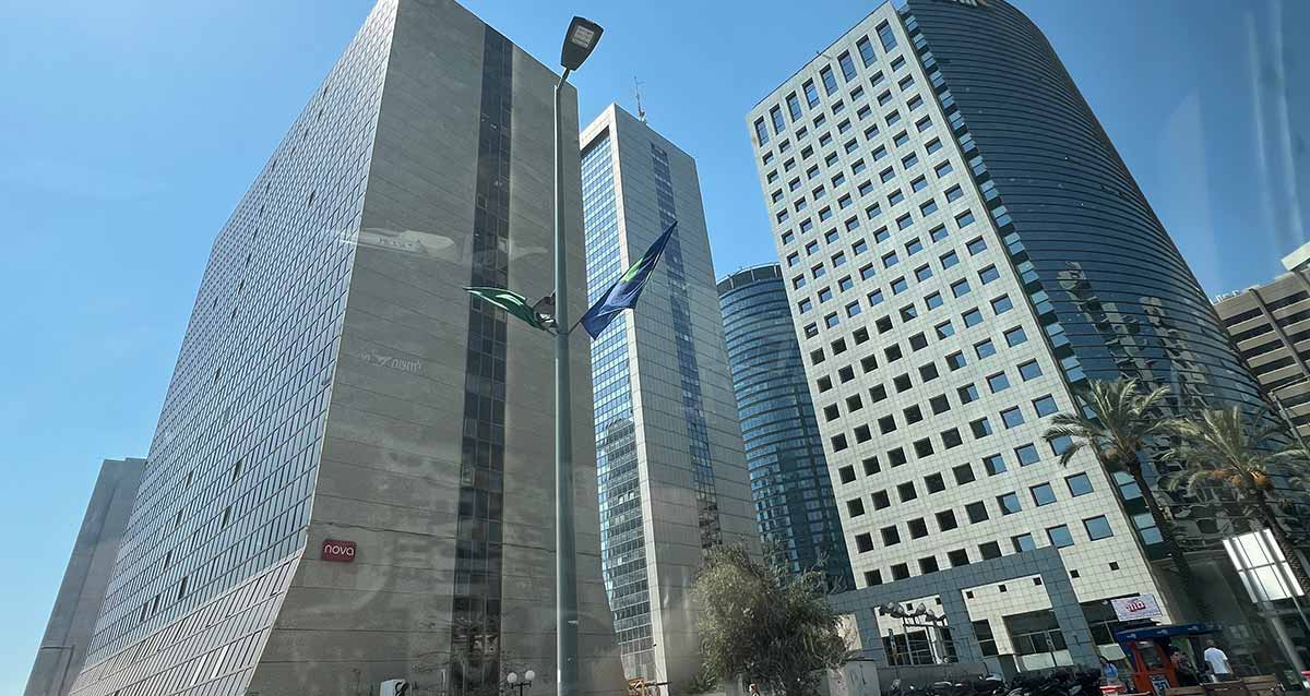 בניינים גבוהים ושלט של NOVO על אחד הבניינים