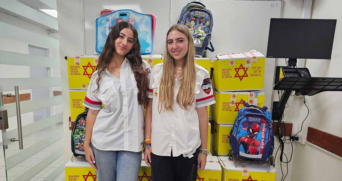 מתנדבי נוער מד"א ברמת גן וגבעתיים אספו ציוד כתרומה לבתי ספר