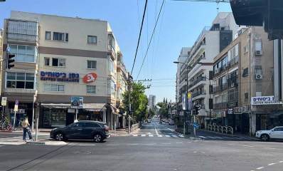 גבעתיים, רחוב ויצמן פינת רחוב כצנלסון, בניינים בני שלוש קומות בשני הצדדים, וברקע בניינים גבוהים יותר