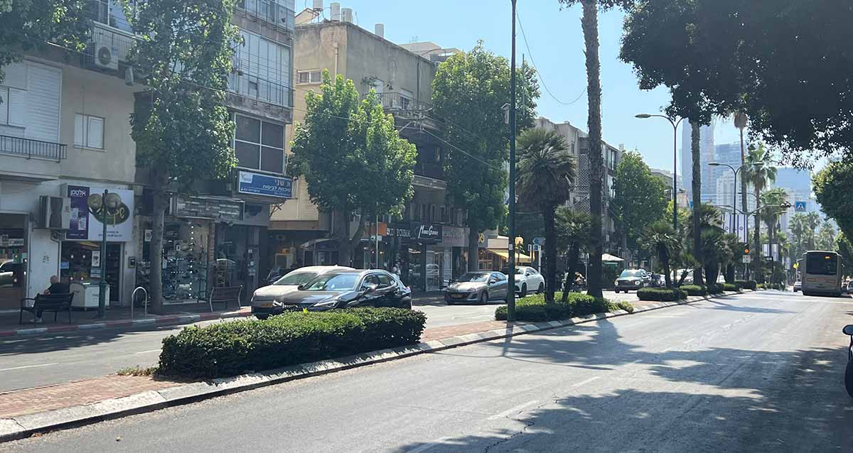 גבעתיים, רחוב כצנלסון, שדרה של שני מסלולים עם הפרדה ושני נתיבים בכל מסלול