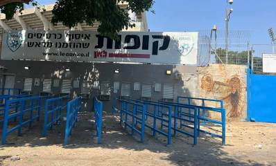 קופות אצטדיון רמת גן לכרטיסים שהוזמנו מראש, של חברת לאן, שורות ברזלים כחולים להפרדה בין התורים