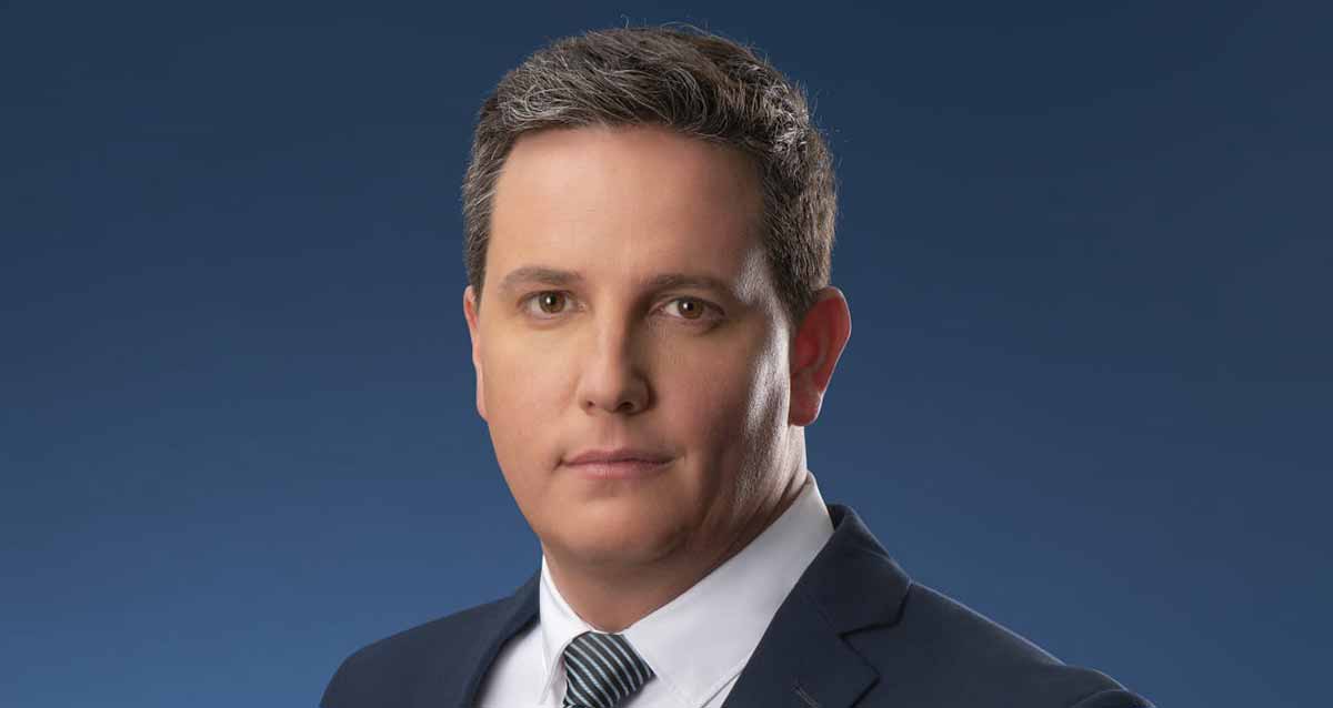 ליעד אילני חבר מועצת העיר רמת גן, צילום פנים. ליעד לובש חליפה כהה ועונב עניבת פסים אלכסוניים בצבעים שחור ואפור