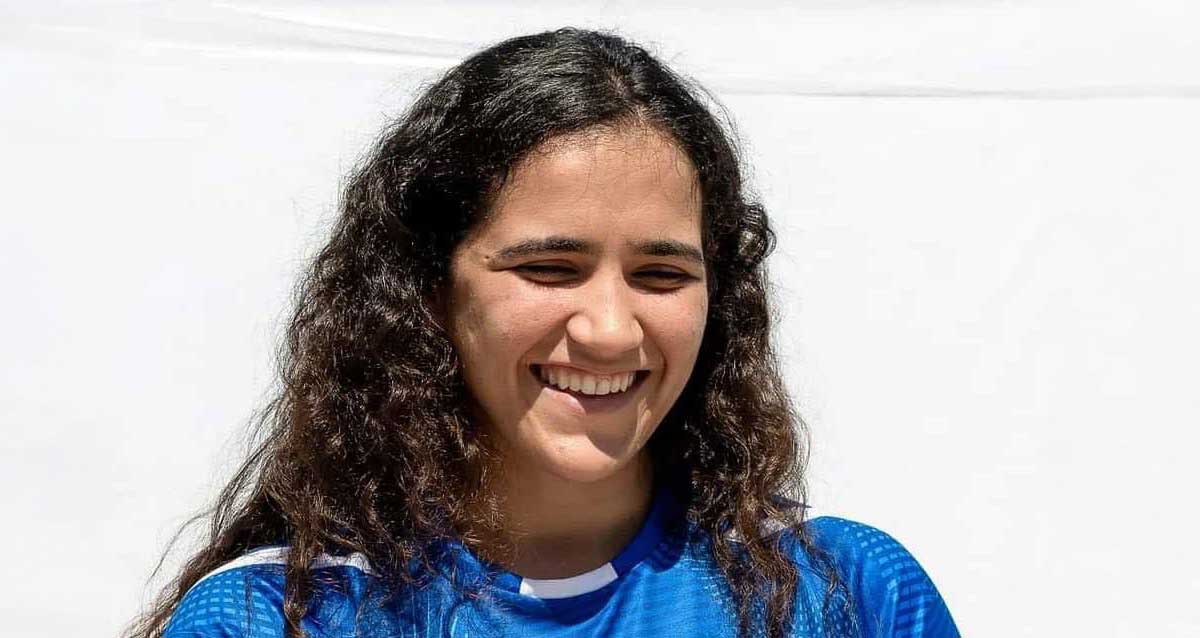 ליהיא בן דוד שחקנית כדורשער, צילום פלג גוף עליון, בחולצה כחולה של הנבחרת עם שרוולים קצרים