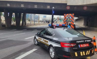 ניידת משטרת התנועה חוסמת נתיב עבודה בדרכים באיילון