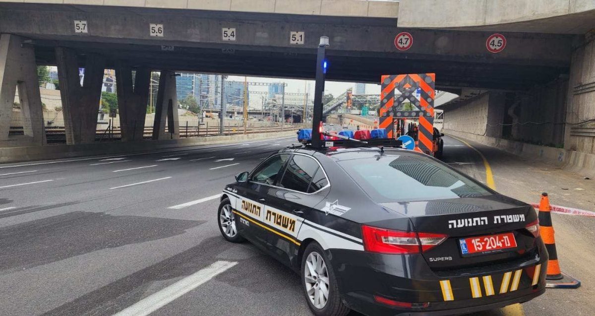 ניידת משטרת התנועה חוסמת נתיב עבודה בדרכים באיילון