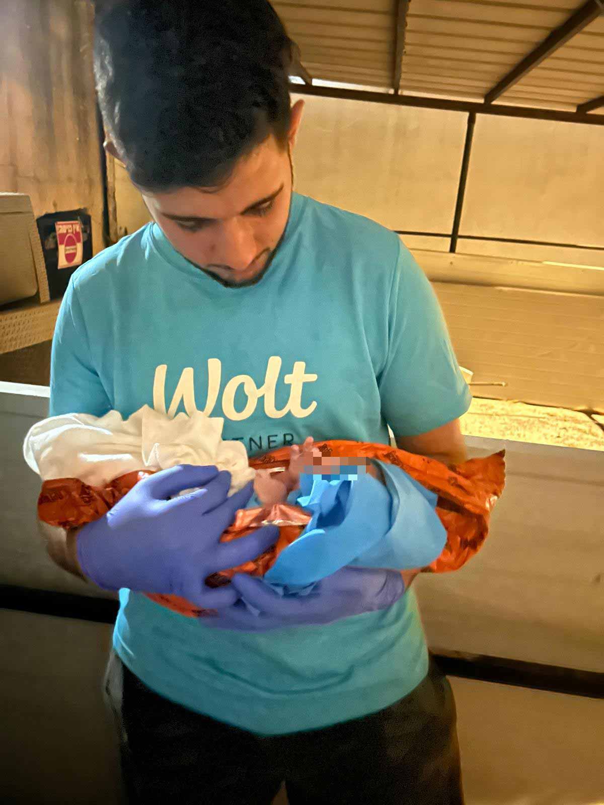 שליח וולט הביא פיצה ומצא עצמו מיילד. השליח בחולצה של וולט עומד ואוחז בידיו את התינוק, ומביט בו. ברקע הבית