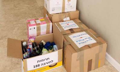 גבעתיים מתגייסת למען חטיבה 188. חבילות של קרטונים עם מצרכים שונים, לחיילים, כל 6 החבילות הן תרומות של עמותות לחטיבה 188. על הקרטונים מודבקים דפים ואליהם הכיתוב: אוהבים מכל הלב, ציור של לב אדום, עמותות קהילתיים עיריית גבעתיים.