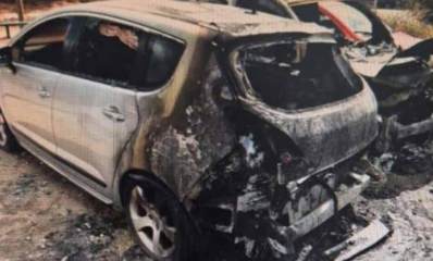 כלי רכב שהנאשמים הציתו. שתי מכוניות שהוצתו בחלק האחורי של כלי הרכב.