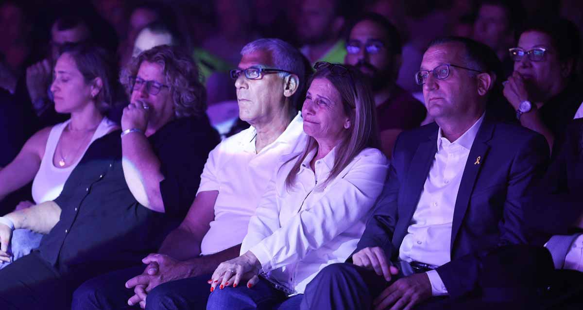 טקס עירוני בגבעתיים לציון 7 באוקטובר, תמונה מקרוב של ראש העיר רן קוניק ומכובדים לידו.
