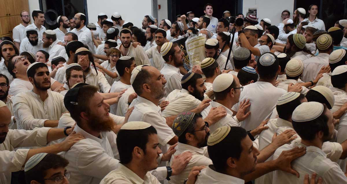 הקפות שמחת תורה, קהל מתפללים רוקדים סביב ספרי תורה
