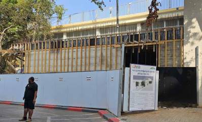מיגון בתי ספר בגבעתיים. בחזית בית הספר יוצקים קיר עם ברזלים.
