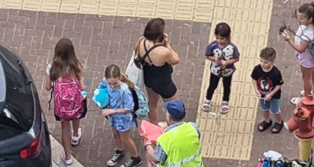 אבא (אביל'ה) זולוטובסקי מחלק ממתקים לילדים. צילום: דורית בסמן קובל