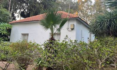הביצ הכי ותיק ברמת גן. בית חד קומתי עם גג משופע ורעפים אדומים. שני חלונות בקיר צדדי. בחזית שיחים ירוקים, גדר חי. ומסביב לבית עצים גבוהים.