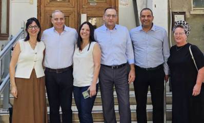 מנכ"ל משרד הרווחה ינון אהרוני ורן קוניק ועובדים נוספים מגבעתיים