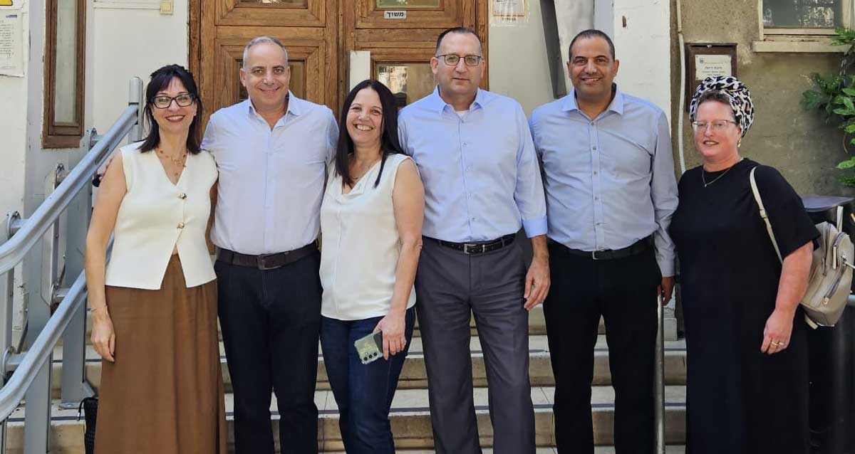 מנכ"ל משרד הרווחה ינון אהרוני ורן קוניק ועובדים נוספים מגבעתיים