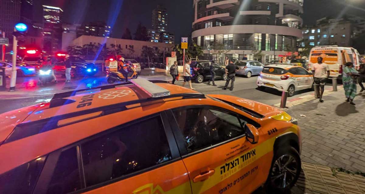 ניידות וקטנוע של איחוד הצלה וכוחות ביטחון בזירת הירי ברחוב ברמת גן