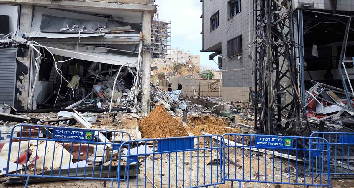 חנות חליפות שנפגעה ברחוב בן גוריון. חזית החנות נעלמה השלט והגגון הרוסים. בפנים החנות חורבות. השברים על המדרכה.