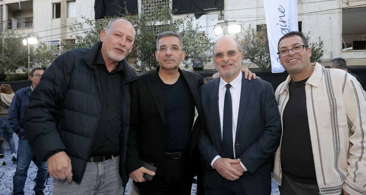 פרויקט "אאורה Imagine" בגבעתיים יוצא לדרך. ארבעה אנשים של הפרויקט עומדים בתצלום קבומתי.