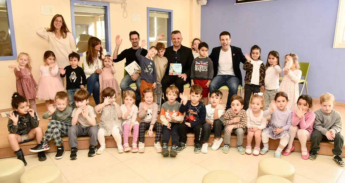 ראש העיר כרמל שאמה הכהן ועברי לידר בגן ילדים, עם הספרים שהקריאו לילדים. תמונה קבוצתית בגן.