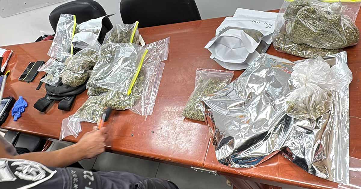 חומרים חשודים כסמים במחסן בחניון ברמת גן בשקיות פלסטיק על שולחן של המשטרה.