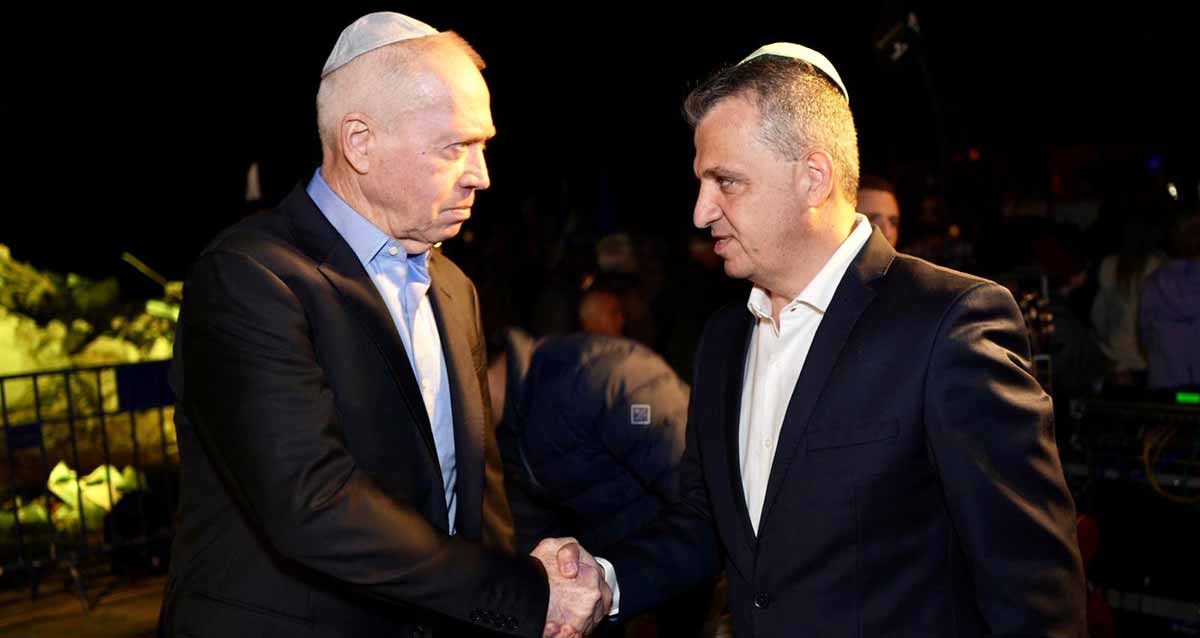 הדלקת נר ראשון בבית הספר שנפגע ברמת אפעל. שר הביטחון לשעבר יואב גלנט לוחץ את ידו של ראש העיר רמת גן, כרמל שאמה הכהן.