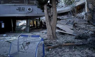בית ספר יסודי ברמת אפעל שנפגע מרסיסי יירוט. מבנה שקרס ושברים על הרצפה.