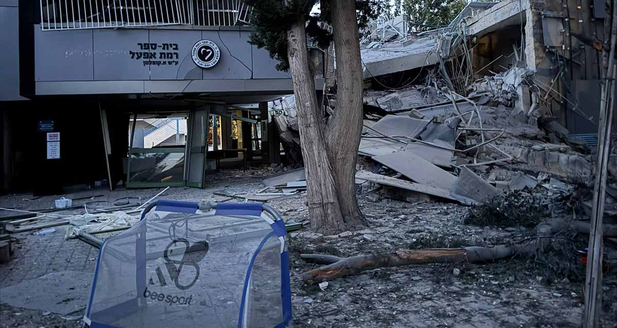 בית ספר יסודי ברמת אפעל שנפגע מרסיסי יירוט. מבנה שקרס ושברים על הרצפה.