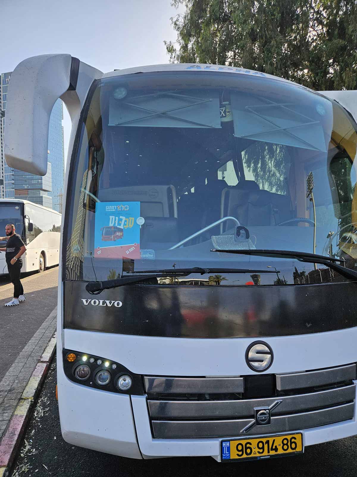 סבבוס ברמת גן. אוטובוס וולבו עם שלט בחלון הקדמי בצד שמאל: סבבוס, רמת גן ותמונה של אוטובוס בשלט.