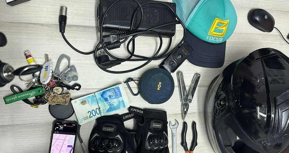 כסף, לדרמן, פלייר, מפתחות, טלפון ותכשיטים שנתפסו אצל שב"ח בגבעתיים