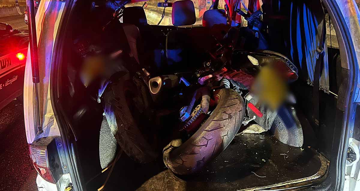 שוהים בלתי חוקיים נתפסו עם אופנועים גנובים. הרכב ובתוכו שני אופנועים.