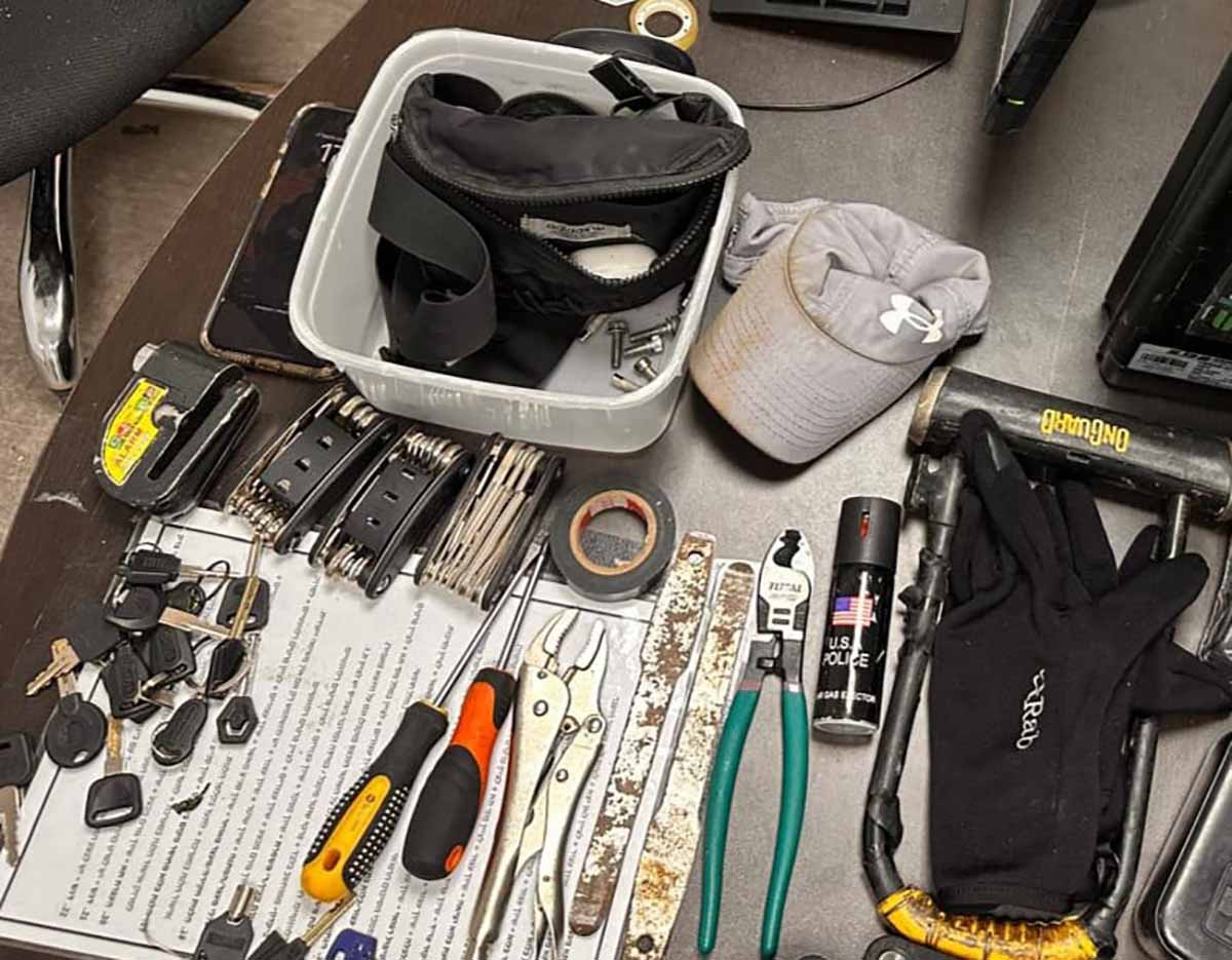 שב"חים נעצרו בגניבת אופניים חשמליים של וולט. כלי הפריצה שנתפסו אצל הגנבים. מברגים, פלייר, מפתחות, כפפות, כובע, וטלפון.