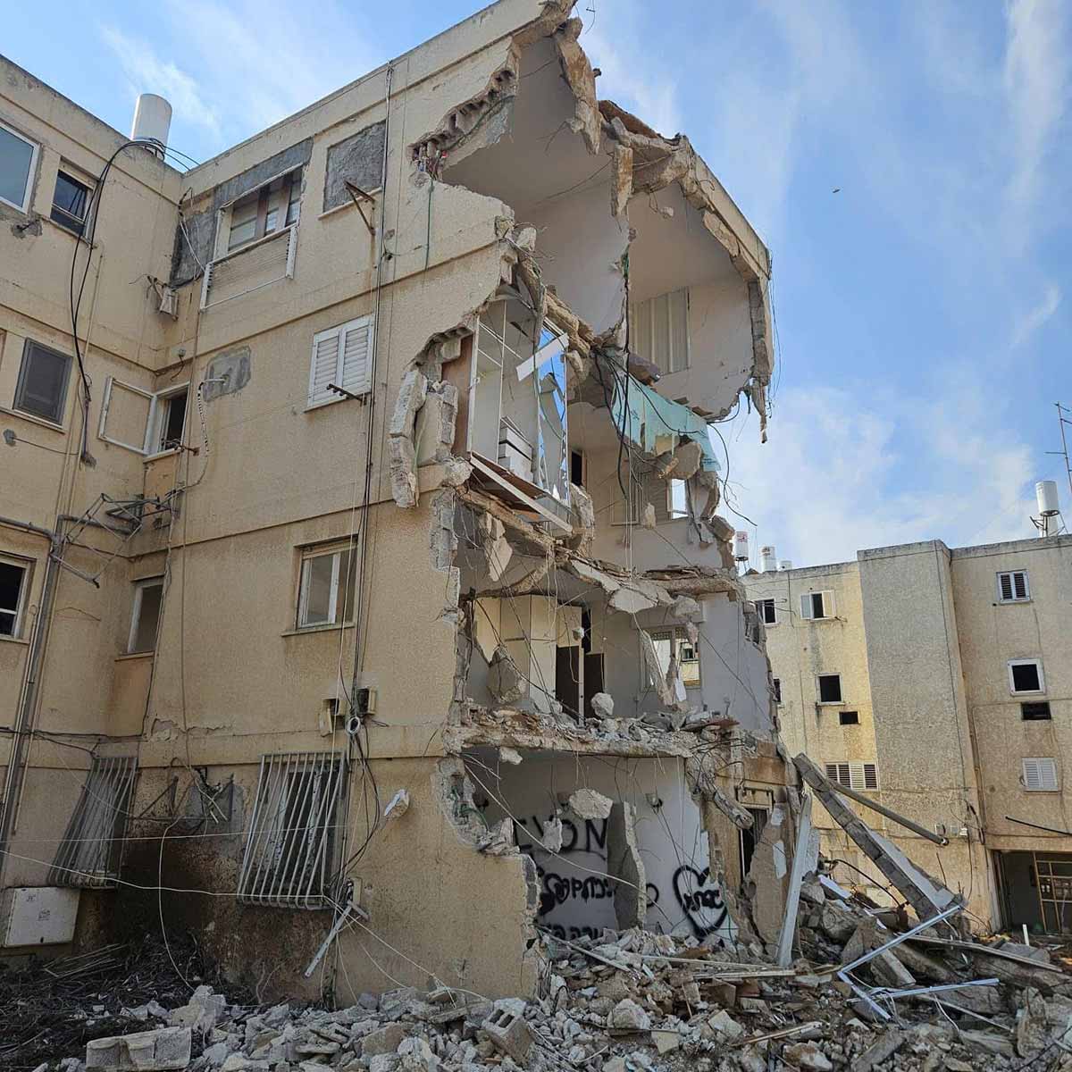הריסות במתחם "המאבק וההסתדרות" בגבעתיים. בית מגורים בן 4 קומות שחלקו הרוס.