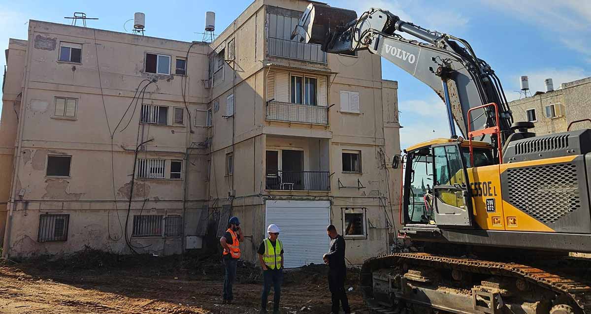 הריסות במתחם "המאבק וההסתדרות" בגבעתיים. שלושה עובדים ליד כלי כבד מוכן להריסה של בית בן 4 קומות.