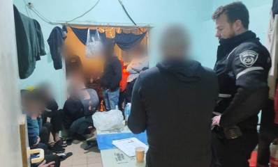 מעצר שוהים בלתי חוקיים בדירה רמת גן. פניהם מטושטשות