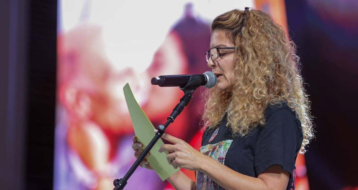 מושית, ביתו של שלמה מנצור ז״ל נושאת דברים בעצרת לשחרורו