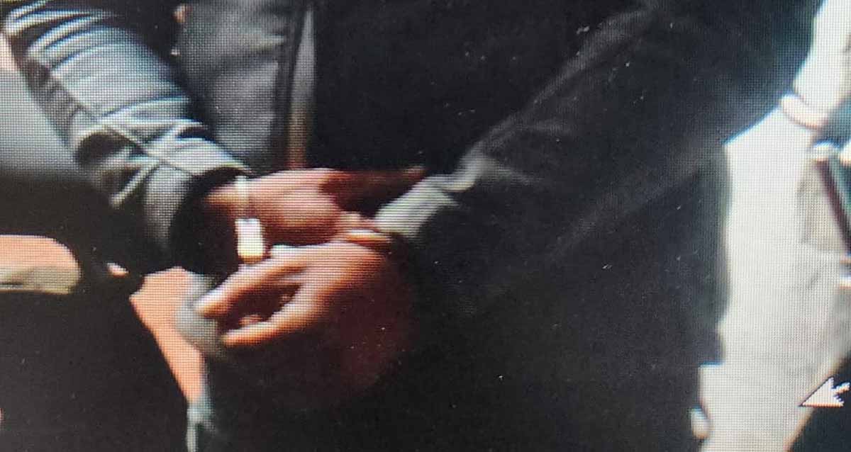 שב"ח שהתחזה לישראלי נעצר בגבעתיים. תמונה של השב"ח אזוק בידיים.