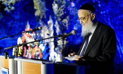 הרב הראשי של גבעתיים פנחס אדרי ז"ל לפני שני דוכני נואמים עם שני מיקרופונים.