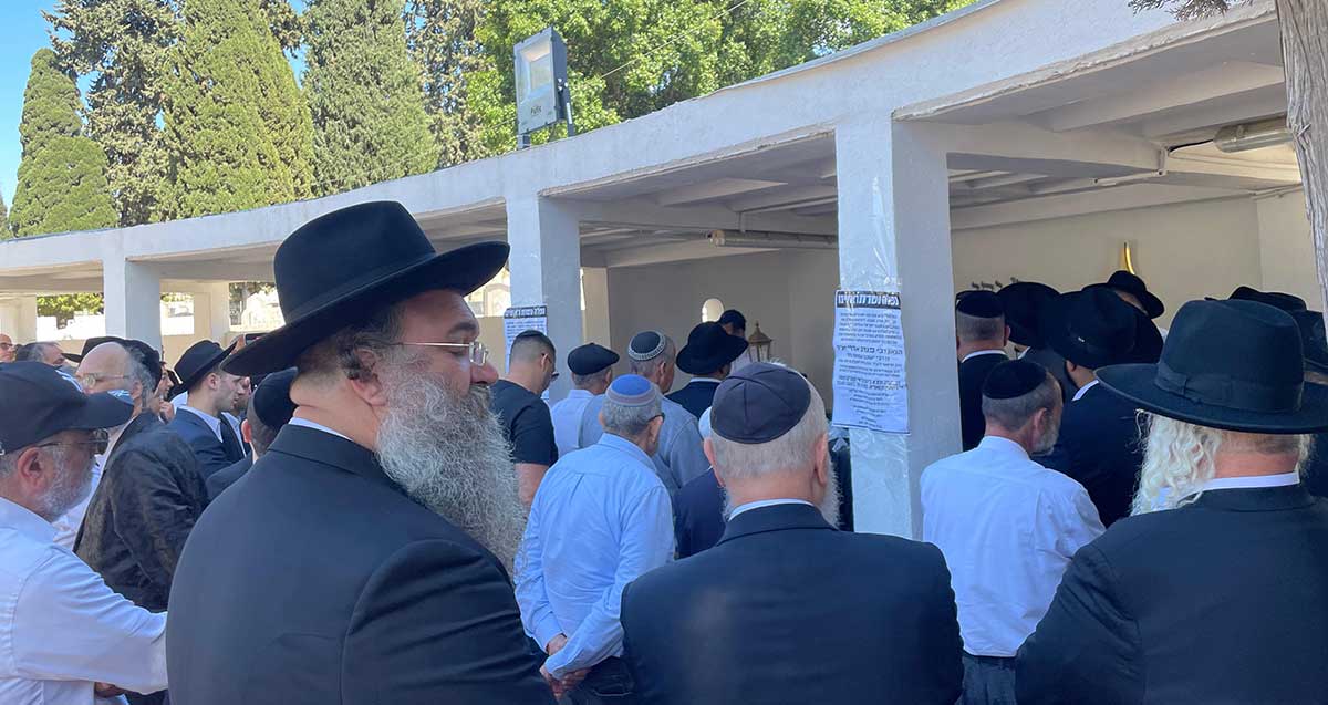מאות ליוו את הרב הראשי של גבעתיים בדרכו האחרונה. המונים עומדים.