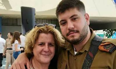 אור-לי ניב סגנית עיריית גבעתיים ומחזיקת תיק הגאווה עם בנה עומרי ז"ל במדי צבא.