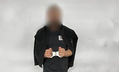 שני שוהים בלתי חוקיים אותרו במסעדה (שווארמה) ברחוב ביאליק. תמונה של השב"ח אזוק בידיים, ופניו מטושטשים.