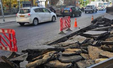 ביטול מפרצי אוטובוס והרחבת מדרכות ברחובות מרכזיים ברמת גן. טרקטור ליד המפרץ ההרוס, ובמפרץ חתיכות של האספלט.