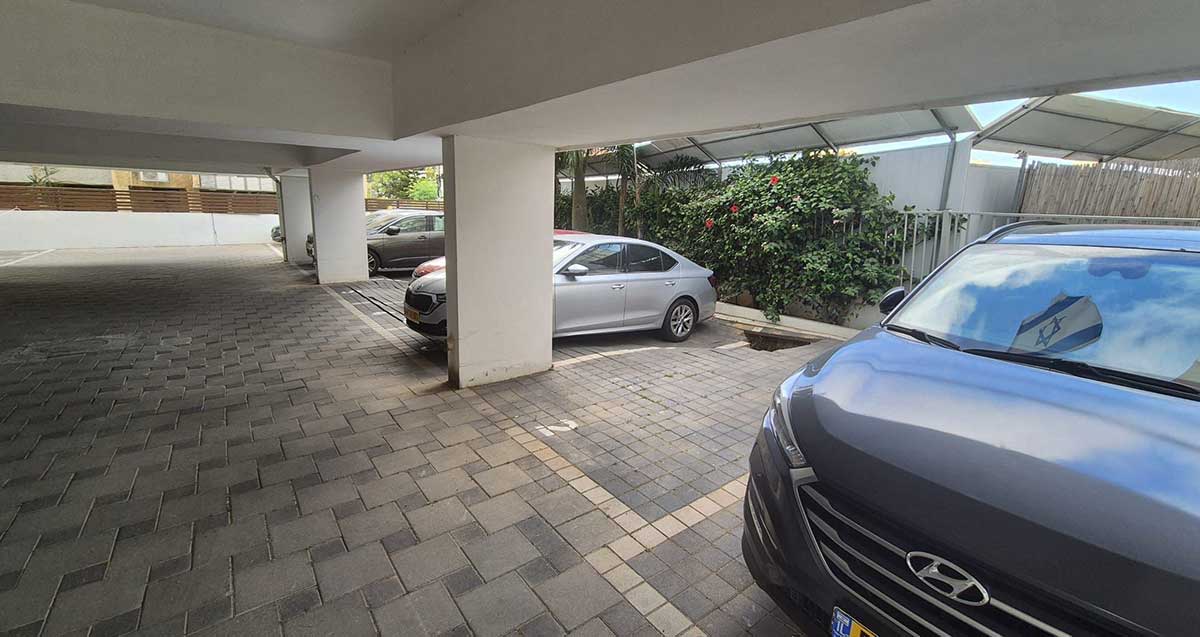 בולען נפער בחניית בניין מגורים ברמת גן. הבולען בקצה חנייה מספר 2 ליד גבול המגרש.