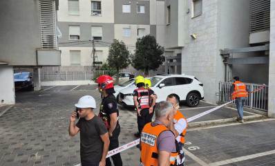 בולען נפער בחניית בניין מגורים ברמת גן. אנשי כבאות והצלה ועובדי עיריית רמת גן בחניות של הבניין.